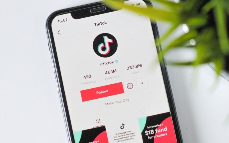 Les flux TikTok montrent 3 fois plus de failles d'IA que YouTube, révèle une étude