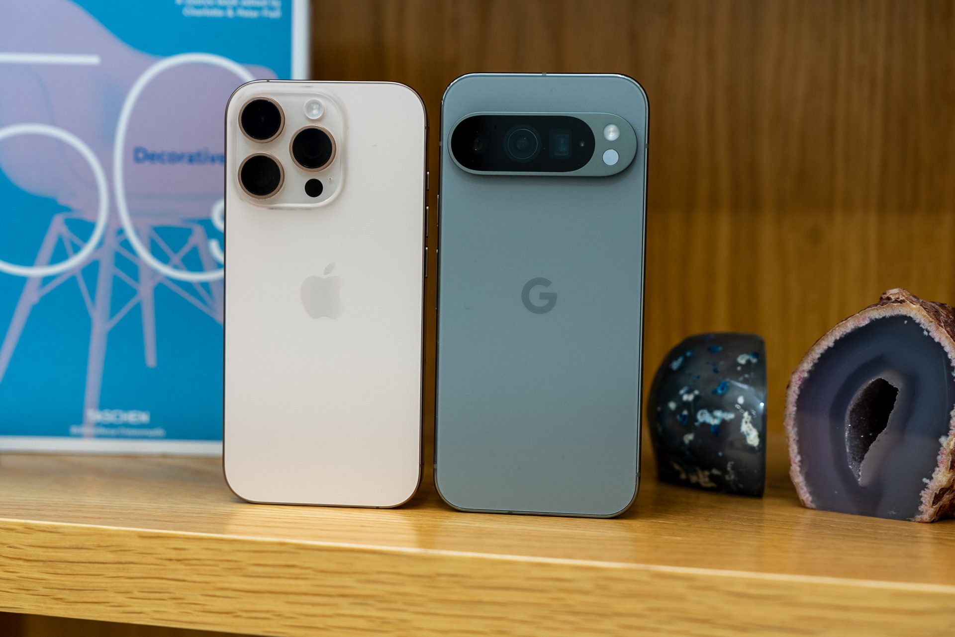 Arrière de l'iPhone 16 Pro à côté du Pixel 9 Pro