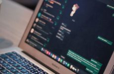 WhatsApp Web reçoit enfin des appels de groupe, vous pouvez donc laisser votre téléphone sur votre bureau