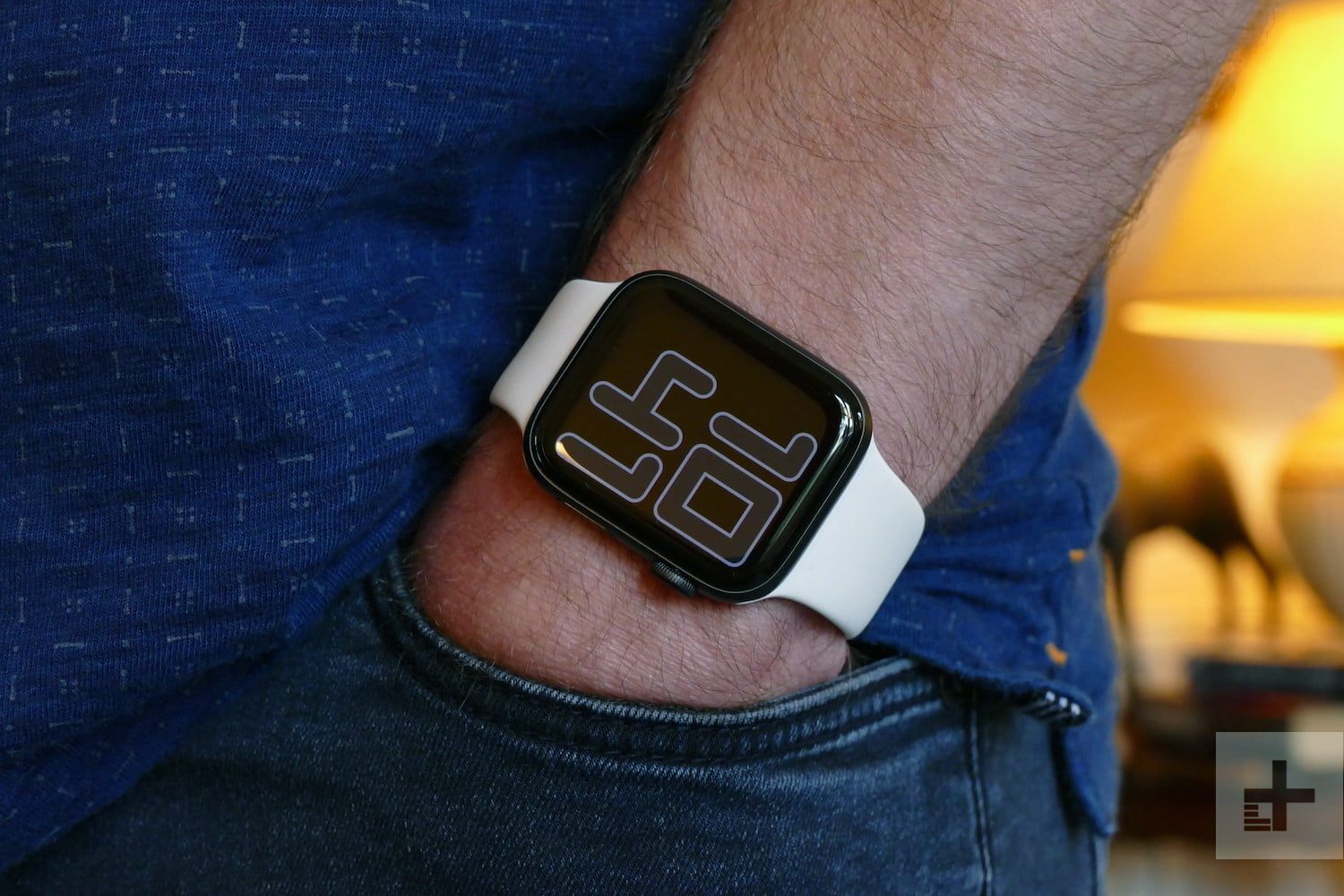 Quelqu’un portant une Apple Watch Series 5 au poignet.