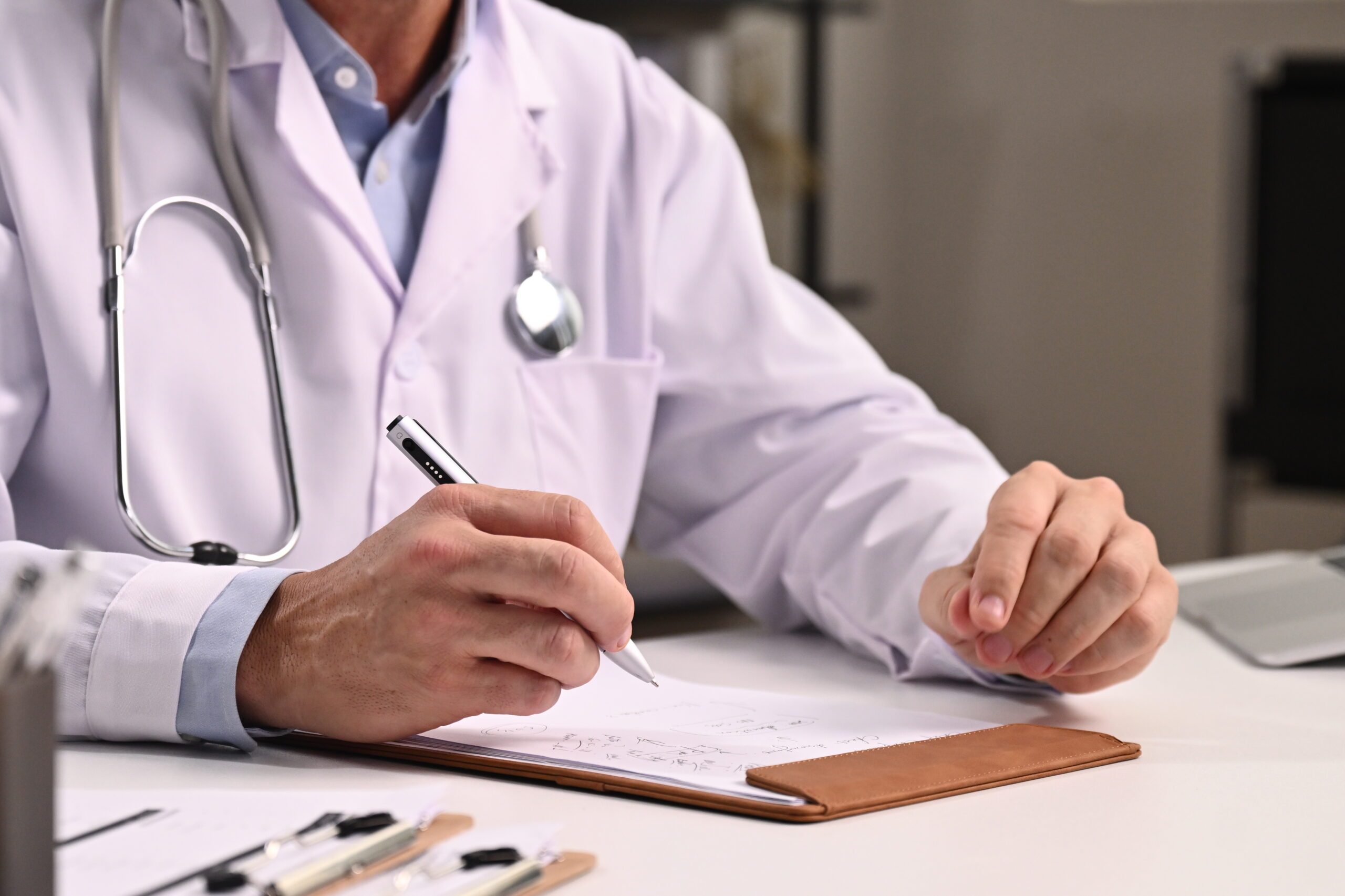 Stylo de transcription Flowtica Scribe AI utilisé par un médecin