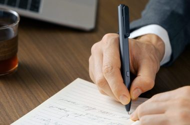 Ce stylo d'apparence ordinaire peut enregistrer des réunions et générer des transcriptions IA