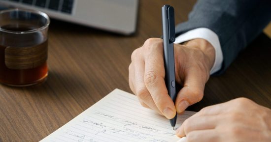 Ce stylo d'apparence ordinaire peut enregistrer des réunions et générer des transcriptions IA