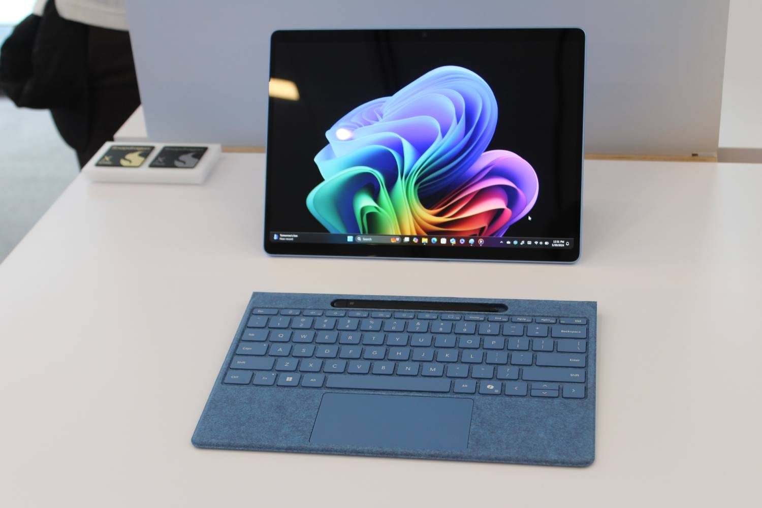 Vue descendante de Microsoft Source Pro montrant l'ardoise et le clavier.