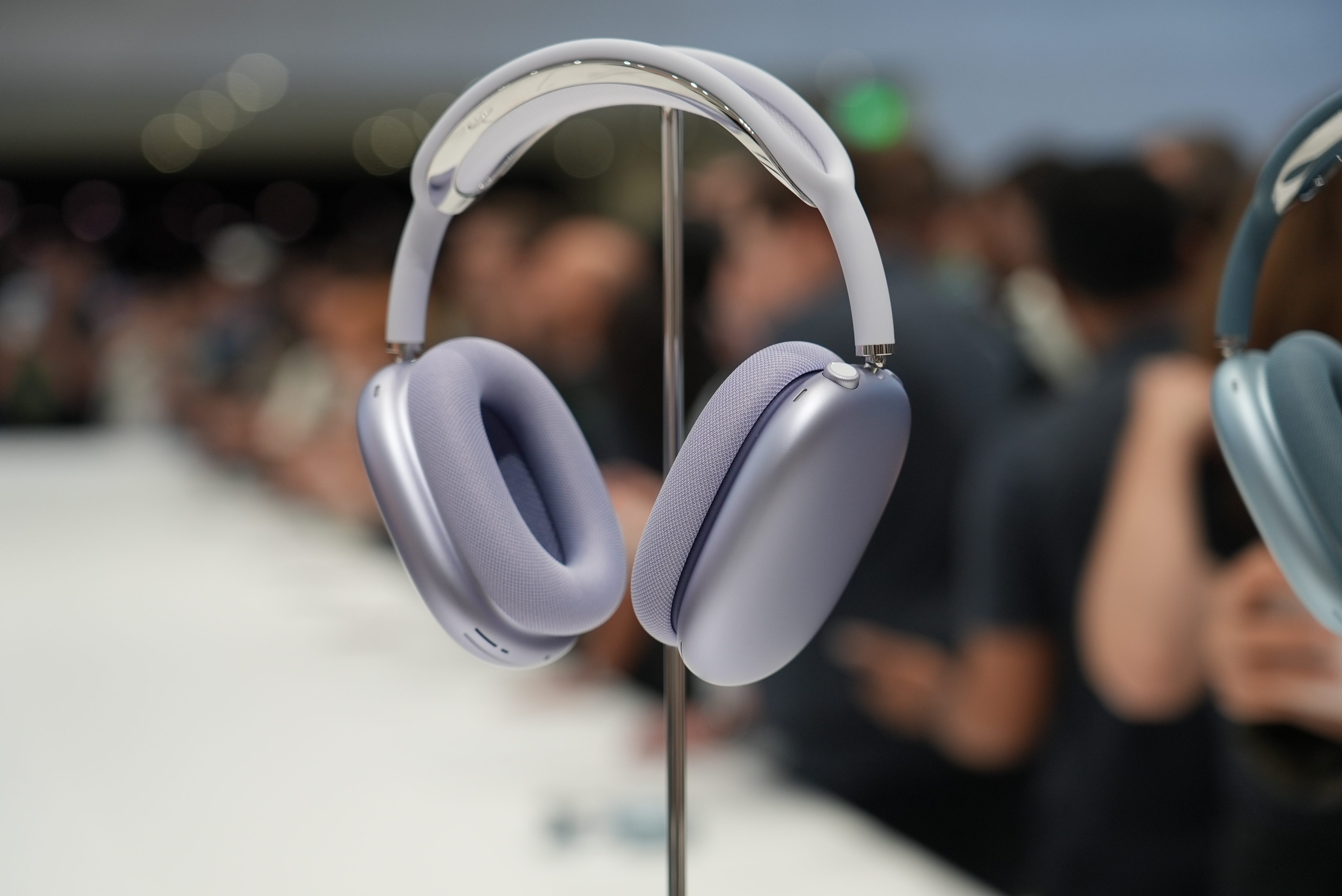 Les AirPods Max 2 à l'événement Glowtime d'Apple le 9 septembre 2024.