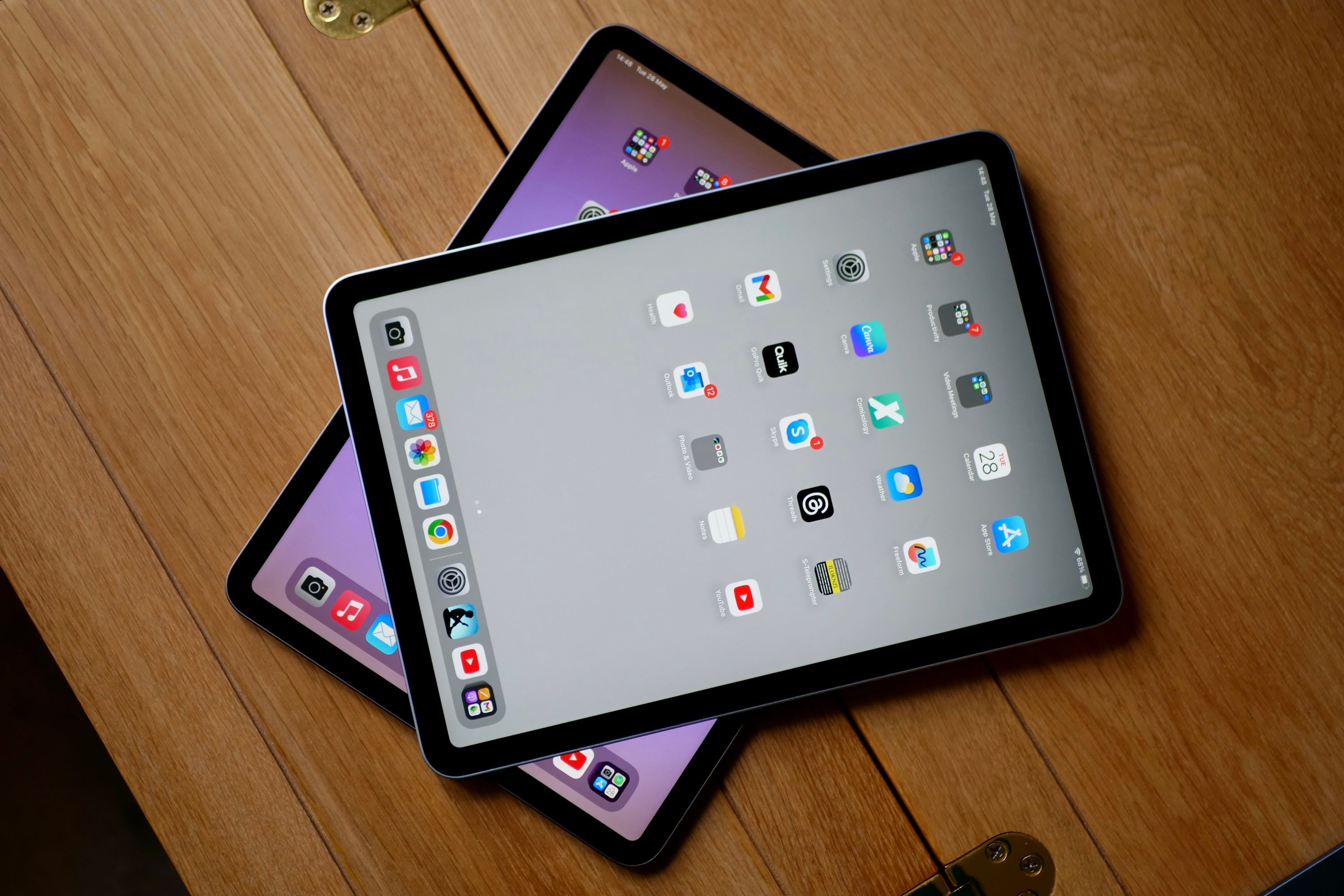 Deux modèles d'iPad Air montrant les écrans.