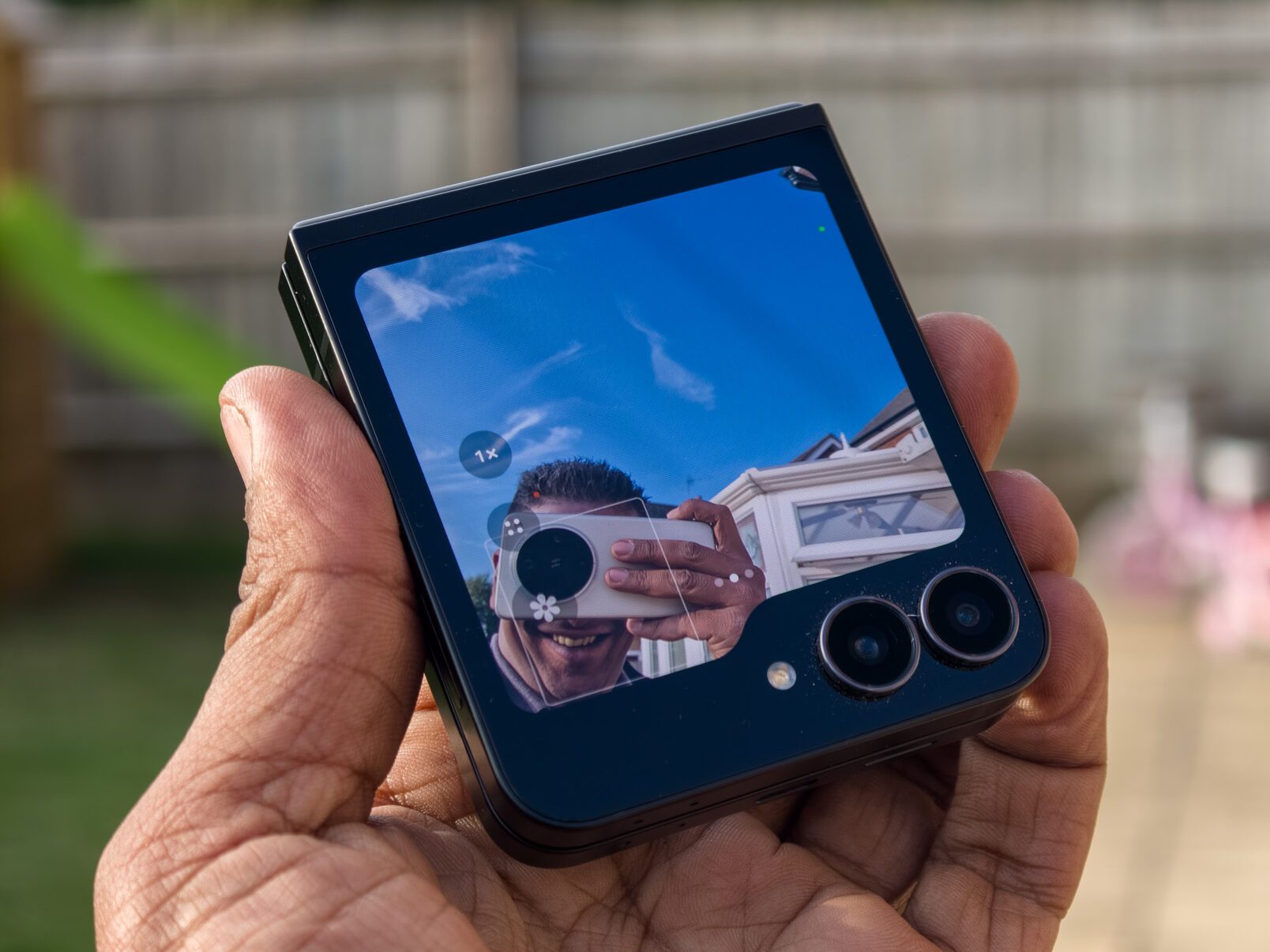 Galaxy Z Flip 7 FE en mode caméra selfie en utilisant l'écran avant et les caméras principales