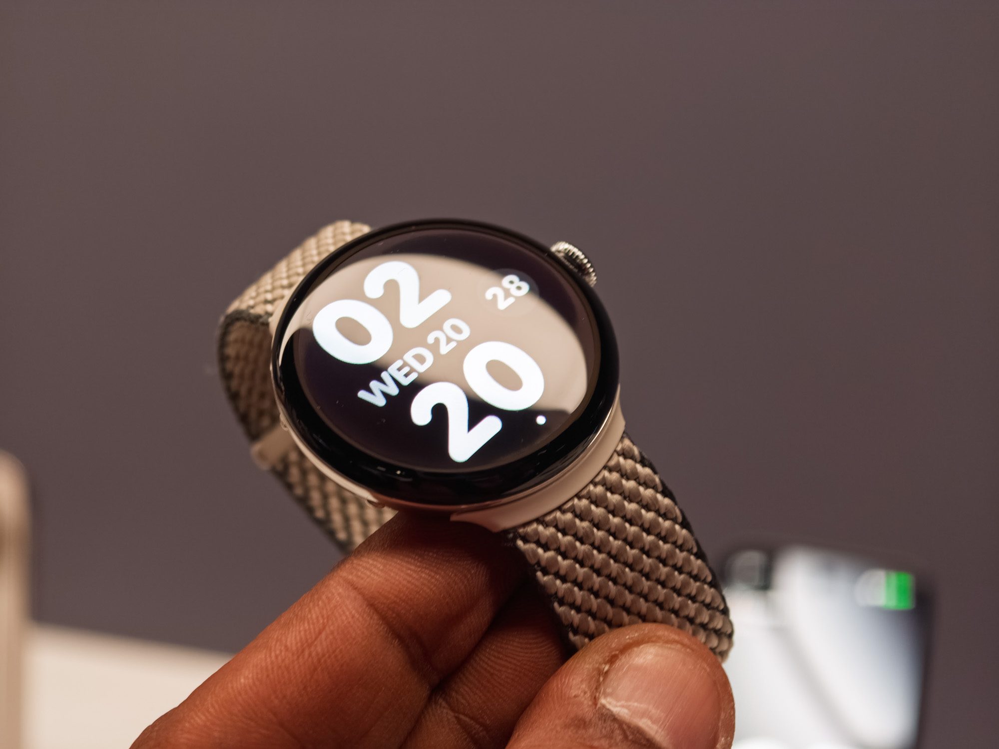 Google Pixel Watch 4 en noir dans la main