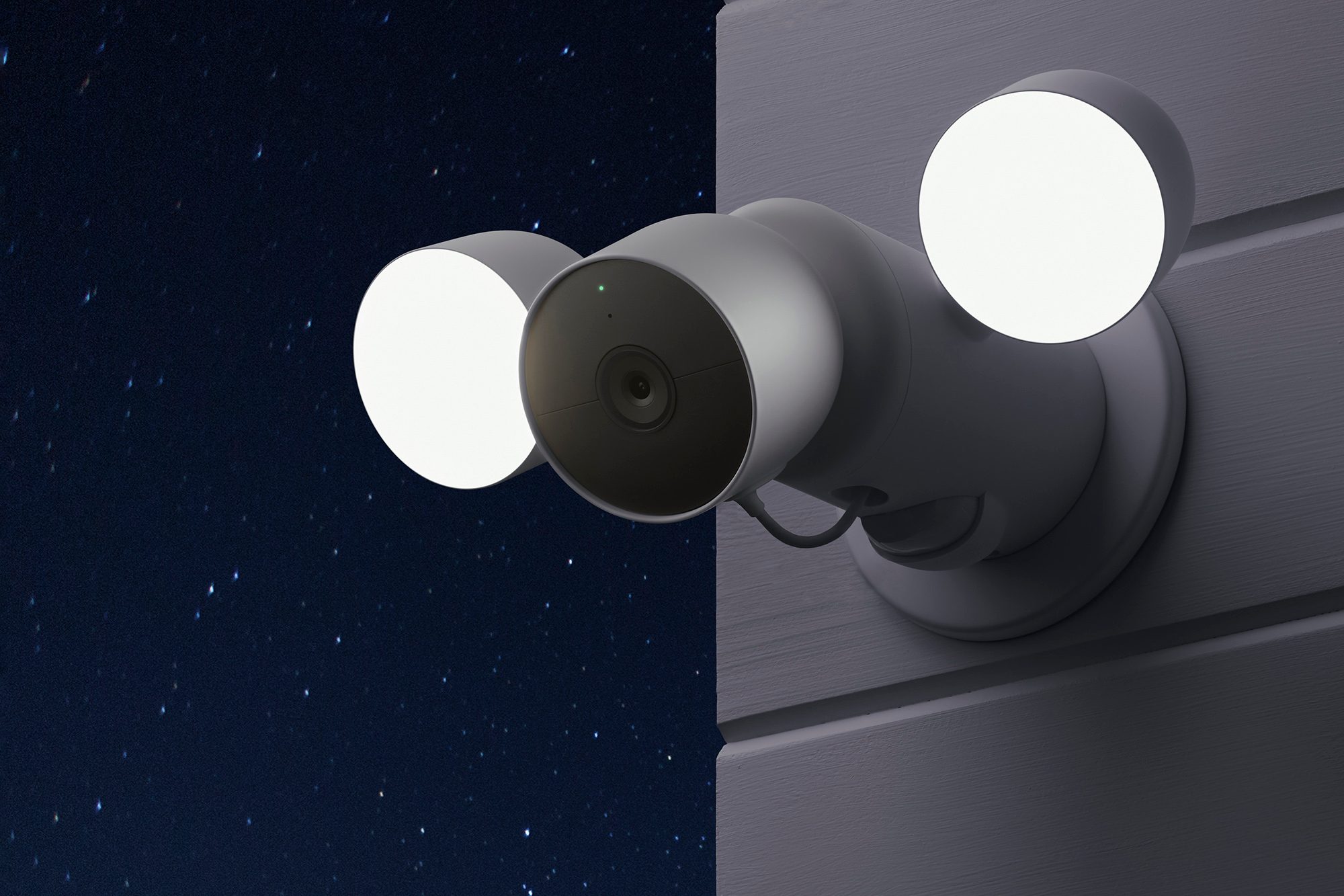 La Google Nest Cam avec projecteur installée sur une maison.