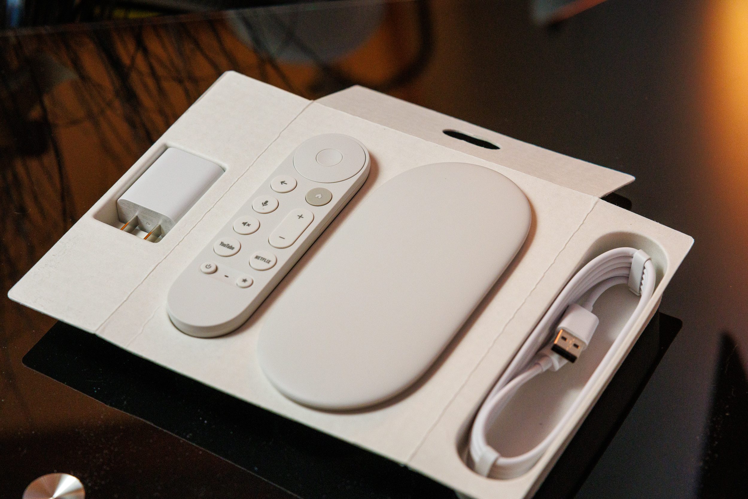 Le Google TV Streamer dans sa boîte de vente au détail.