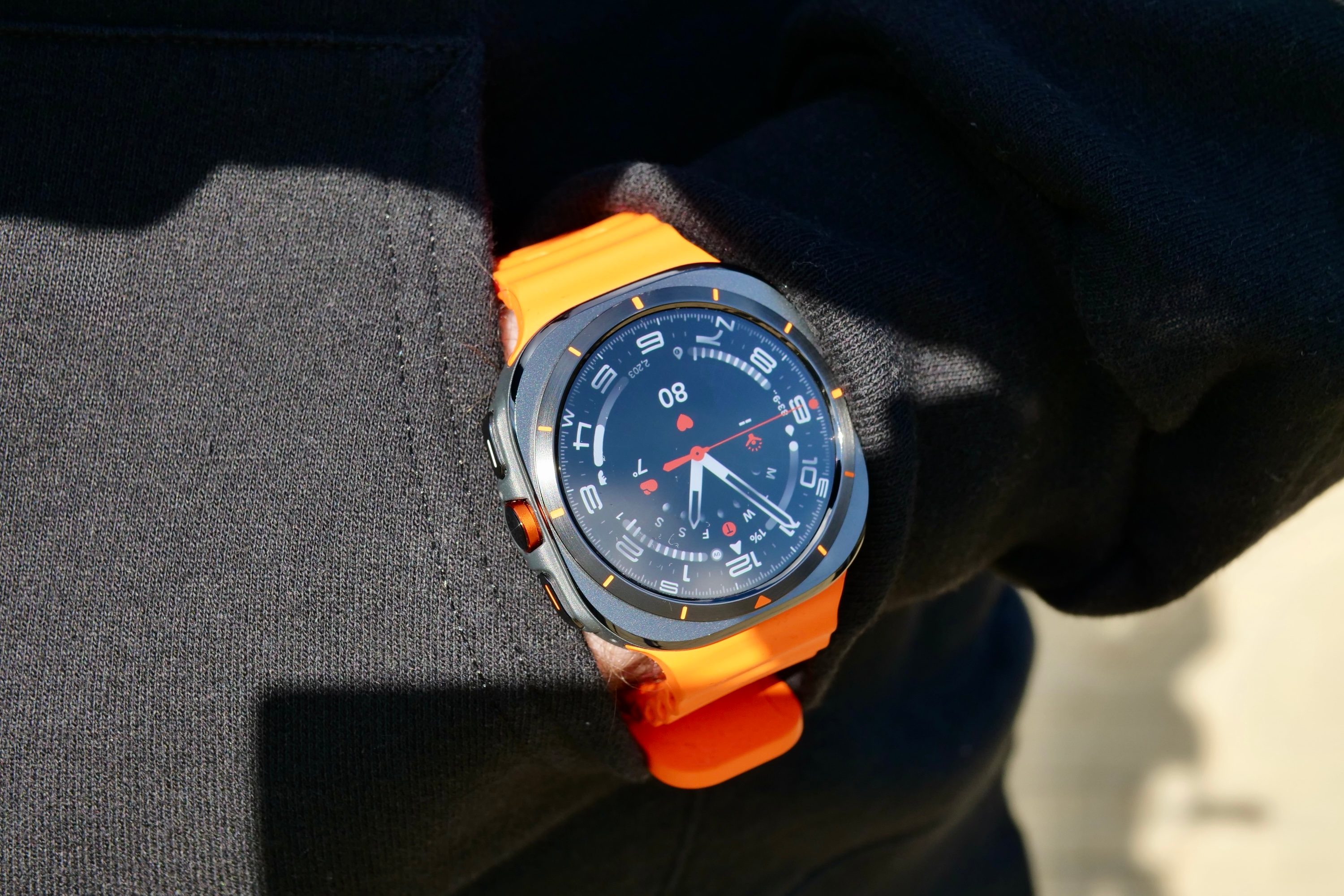 Une personne portant la Samsung Galaxy Watch Ultra.