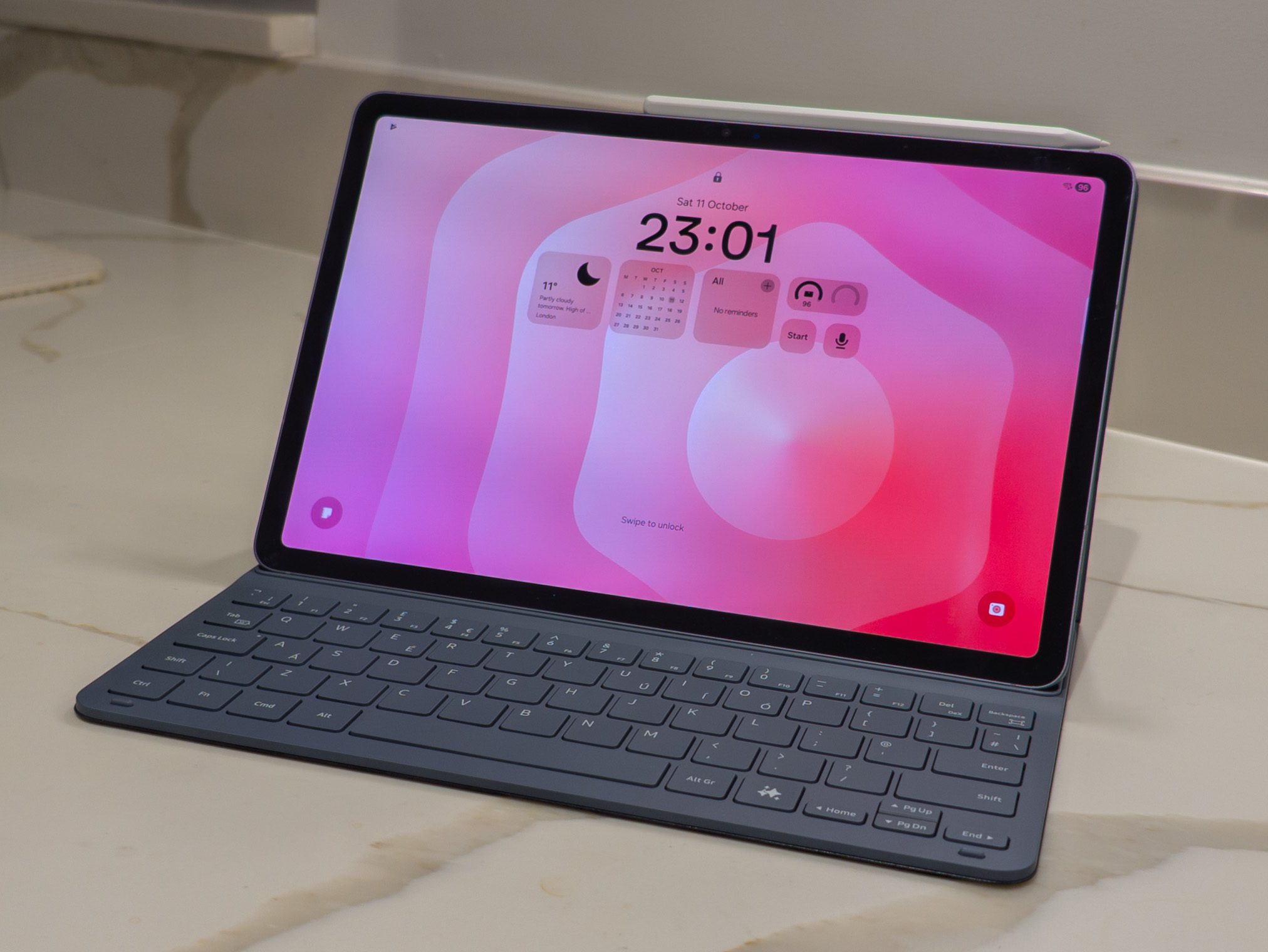 La Galaxy Tab S11 dans une cuisine avec un mince cache-clavier attaché