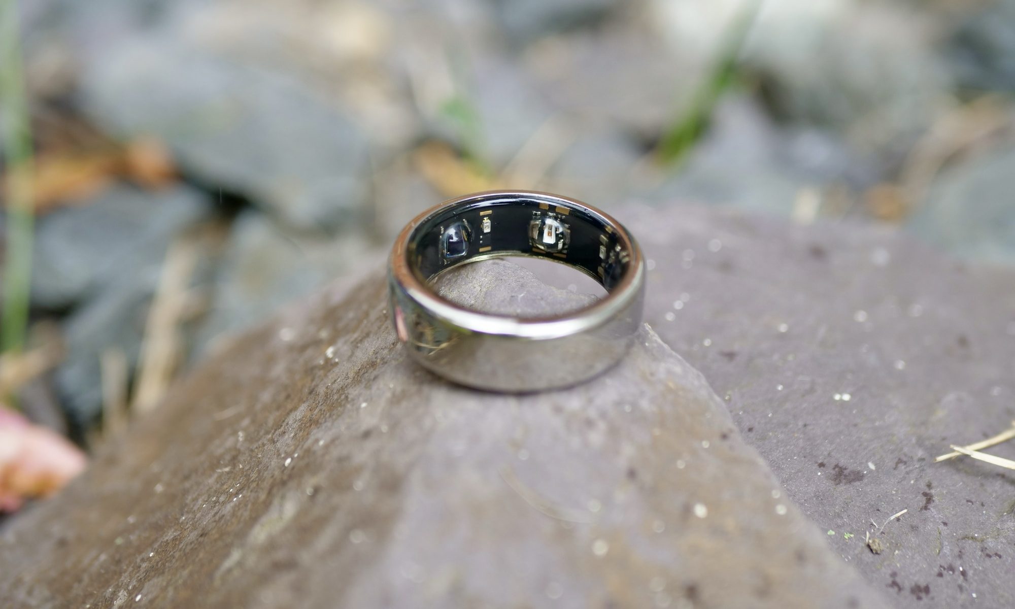 oura bague sur un rocher
