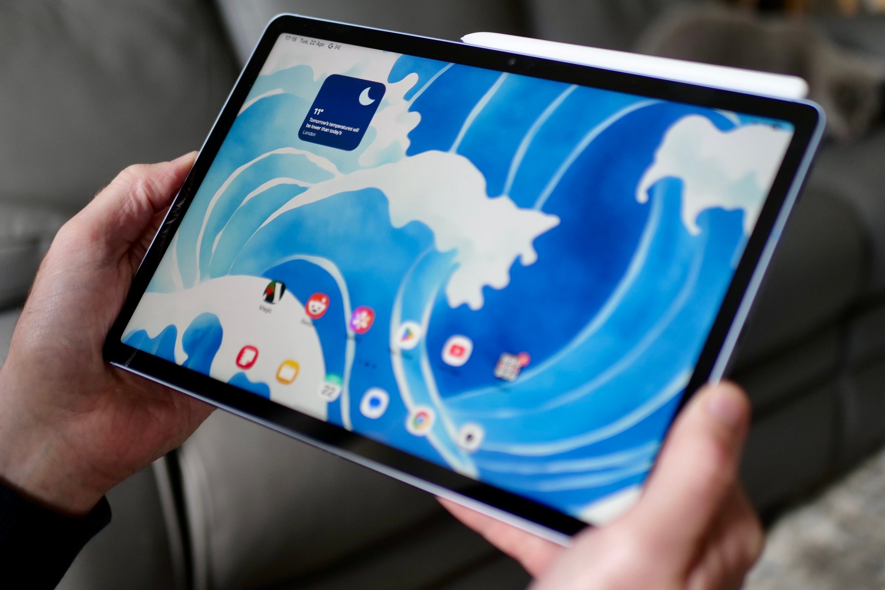 Une personne tenant le Samsung Galaxy Tab S10 FE.