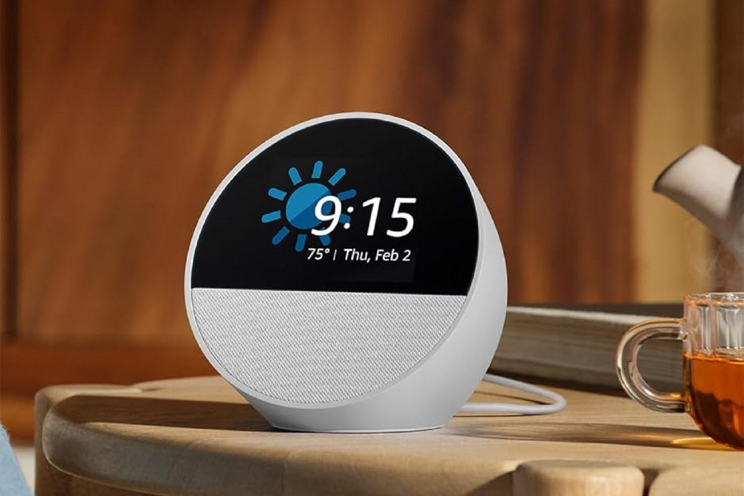 Le réveil intelligent Amazon Echo Spot 2024 sur une table.