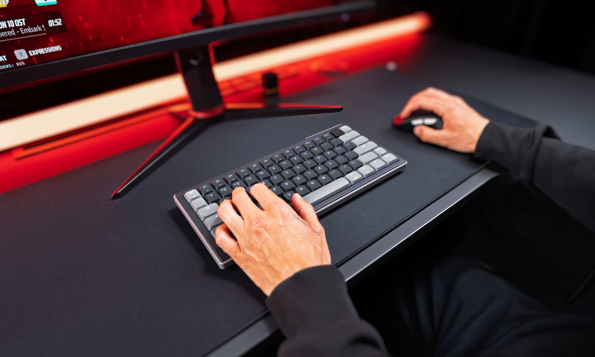 homme utilisant le clavier Cherry XTRFY K63W Pro Compact