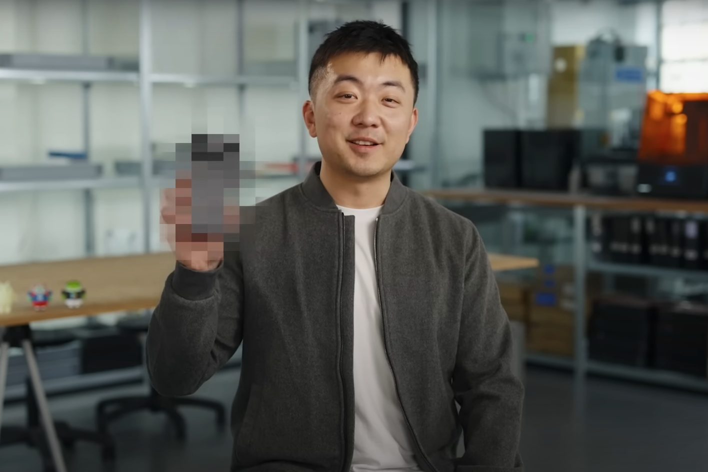 Carl Pei, PDG de Nothing, brandit un téléphone pixelisé (3)