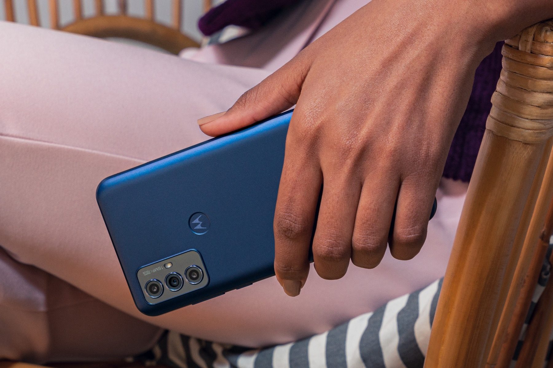 Motorola Moto G Play 2023 entre les mains d'un utilisateur.