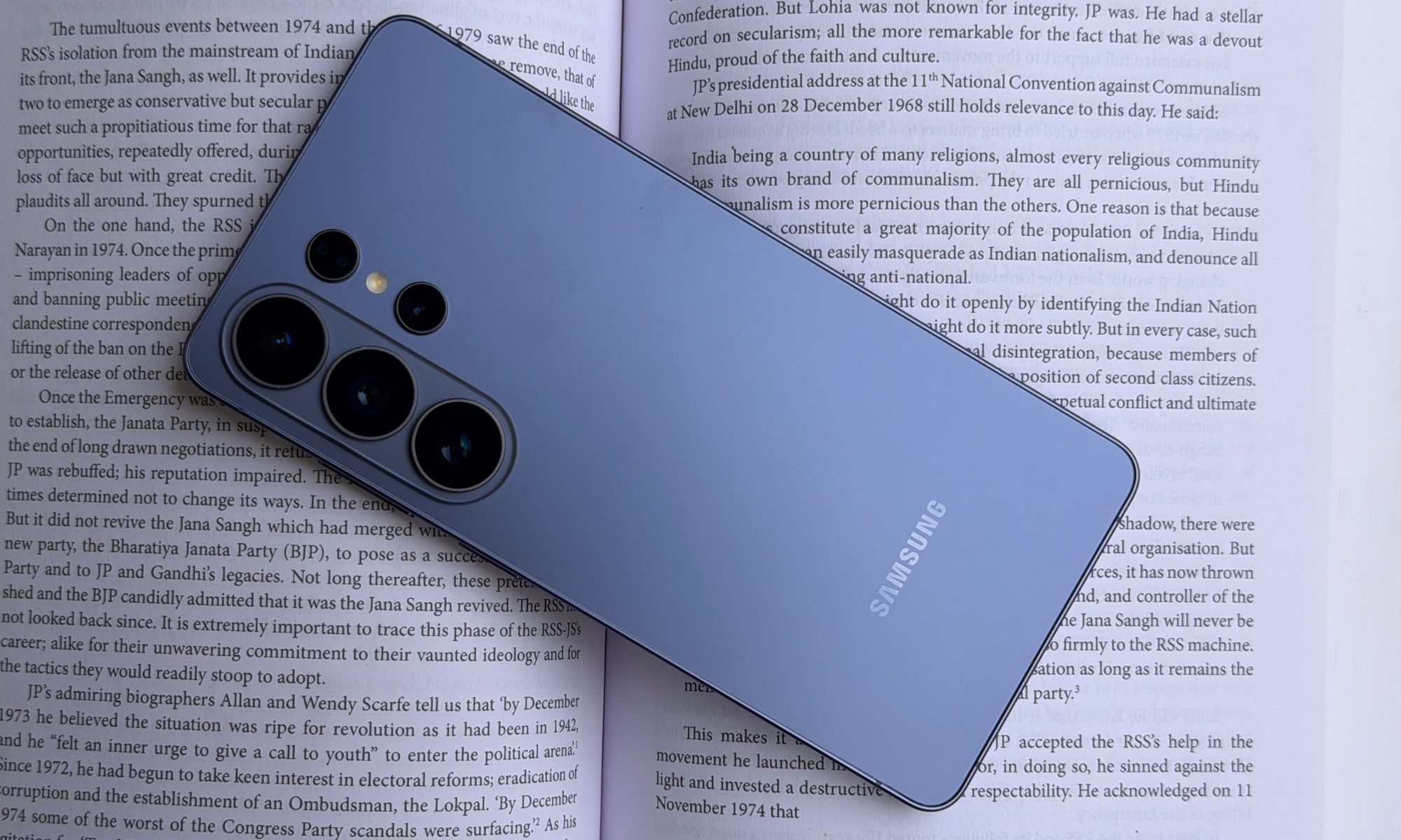 Smartphone Samsung Galaxy S26 Ultra de couleur bleue.