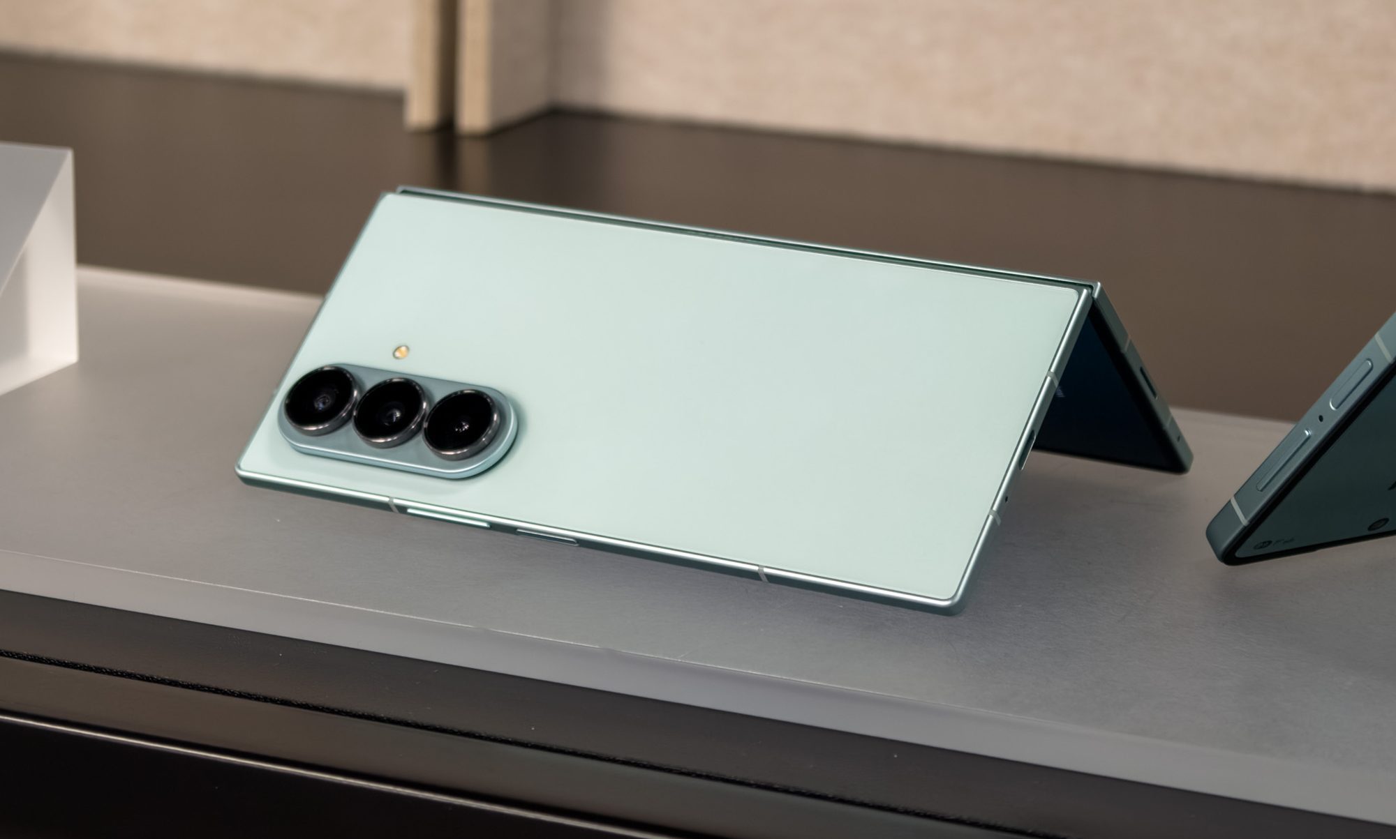 Mint Galaxy Z Fold 7 et Flip 7 sur une table