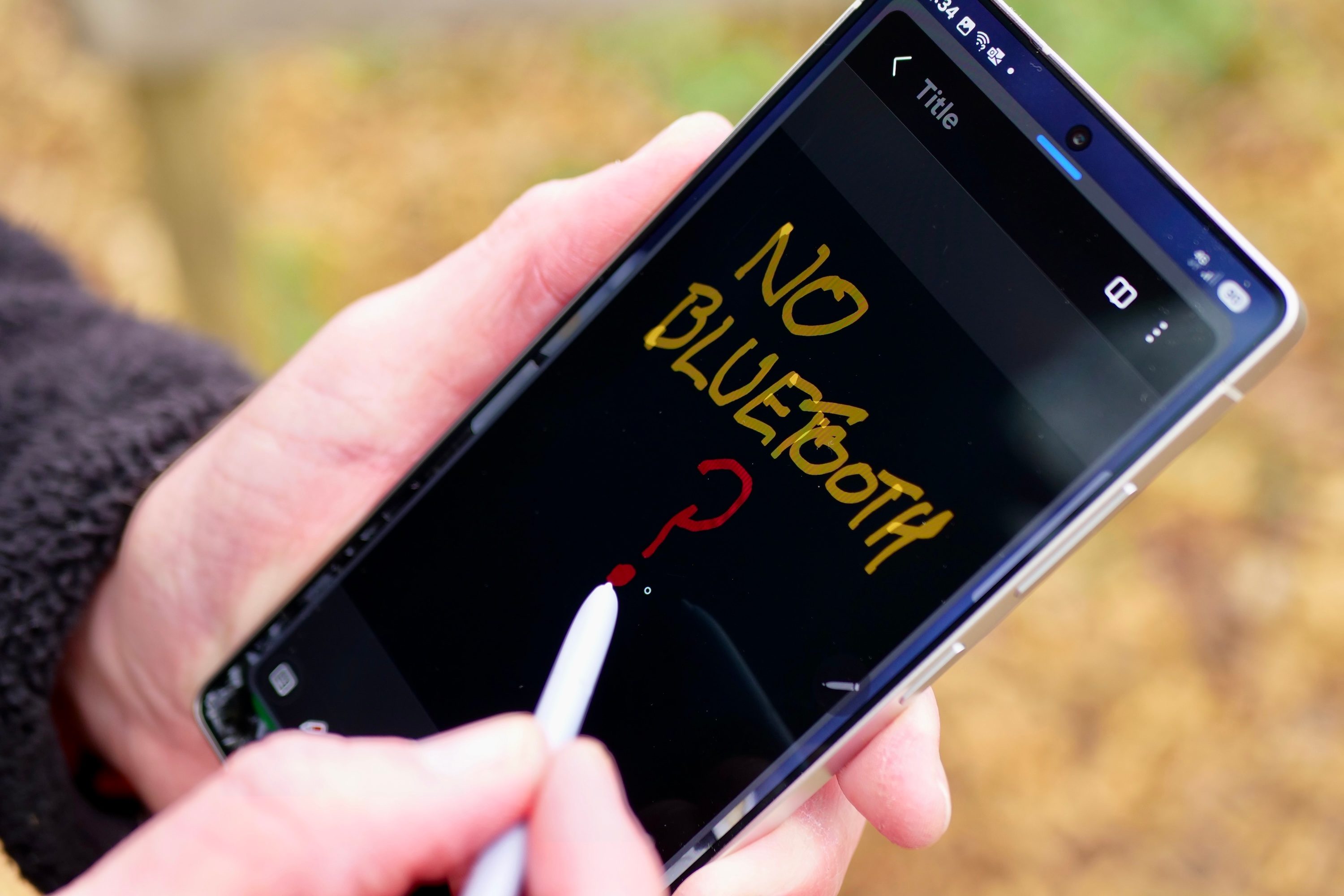 Une personne utilisant le stylet S Pen sur le Samsung Galaxy S25 Ultra.