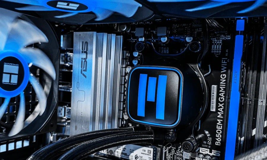 Intérieur du PC pré-construit Steamroller de MetaPC