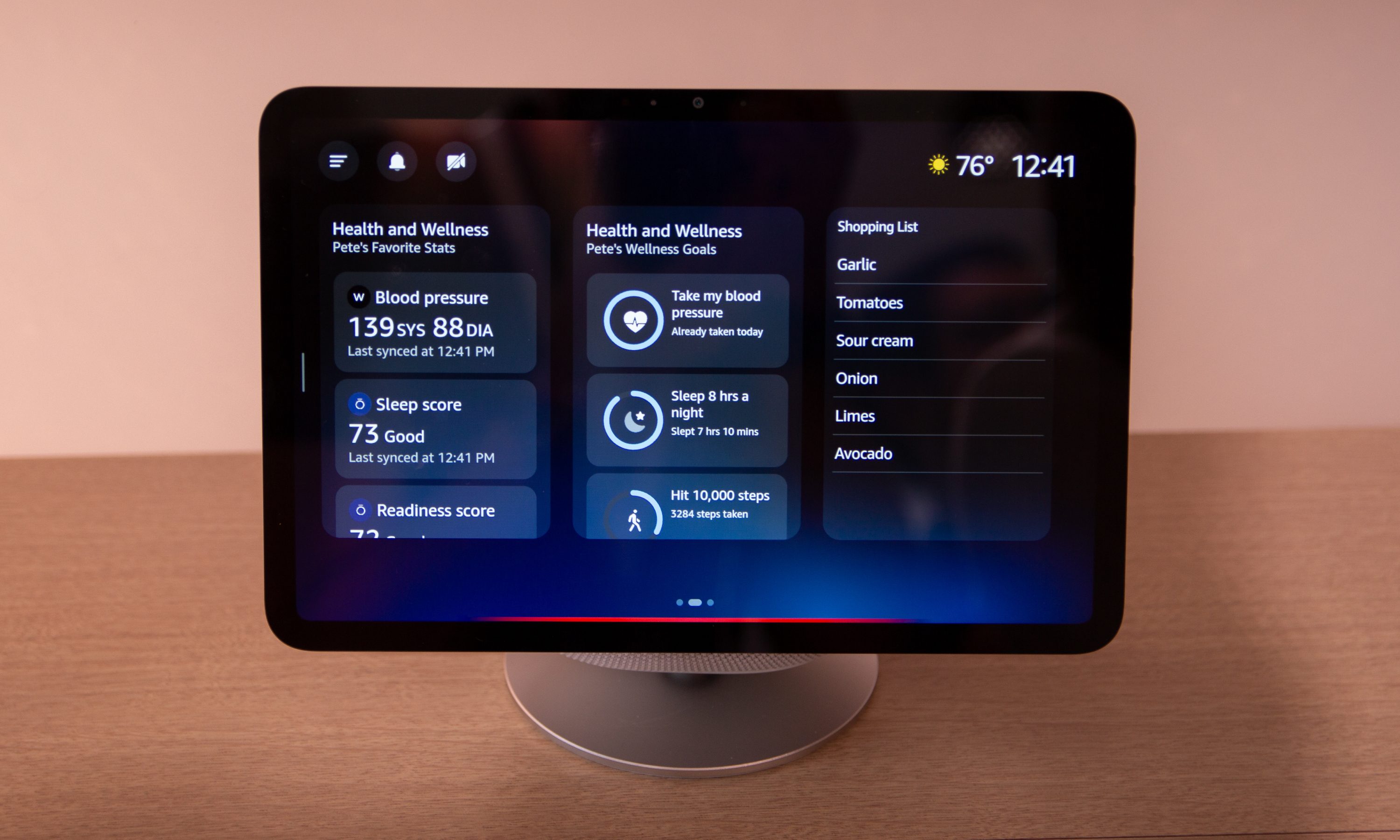 Haut-parleur intelligent Amazon Echo Show 8 posé sur un banc, affichant la météo à l'écran.