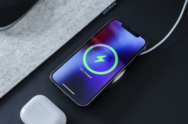 Apple et Google ont discuté pour débloquer la recharge sans fil de 50 W pour les smartphones