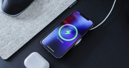 Apple et Google ont discuté pour débloquer la recharge sans fil de 50 W pour les smartphones
