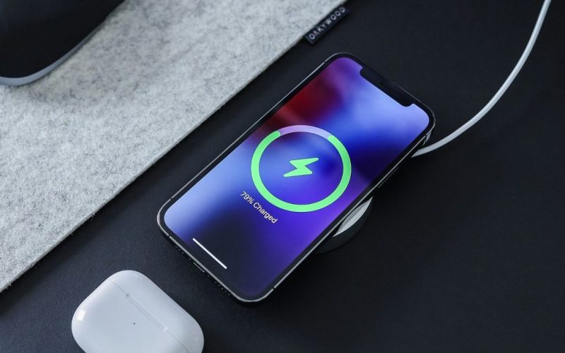 Apple et Google ont discuté pour débloquer la recharge sans fil de 50 W pour les smartphones