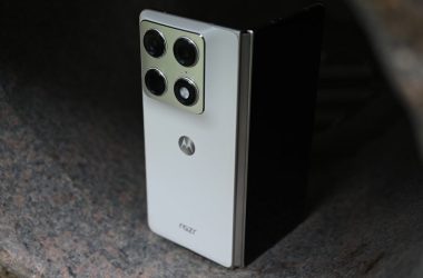Le Razr Fold s'entend désormais mieux avec les iPhone grâce à AirDrop