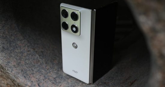 Le Razr Fold s'entend désormais mieux avec les iPhone grâce à AirDrop