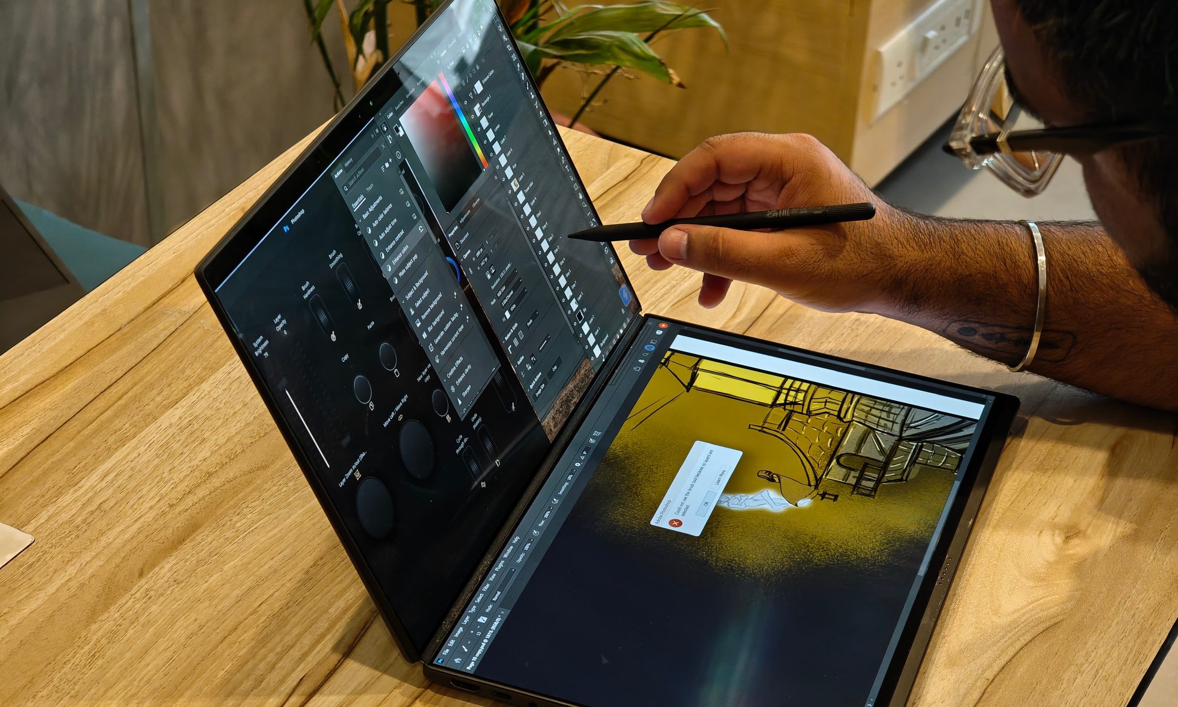 ASUS Zenbook Duo utilisé avec l'ASUS Pen 2.0