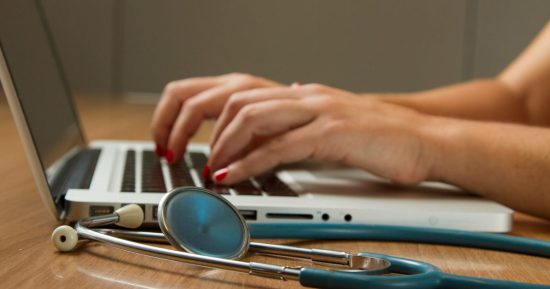 Le gouvernement australien met en garde les médecins contre les outils de traçage de l'IA alors que les problèmes de confidentialité et de sécurité augmentent