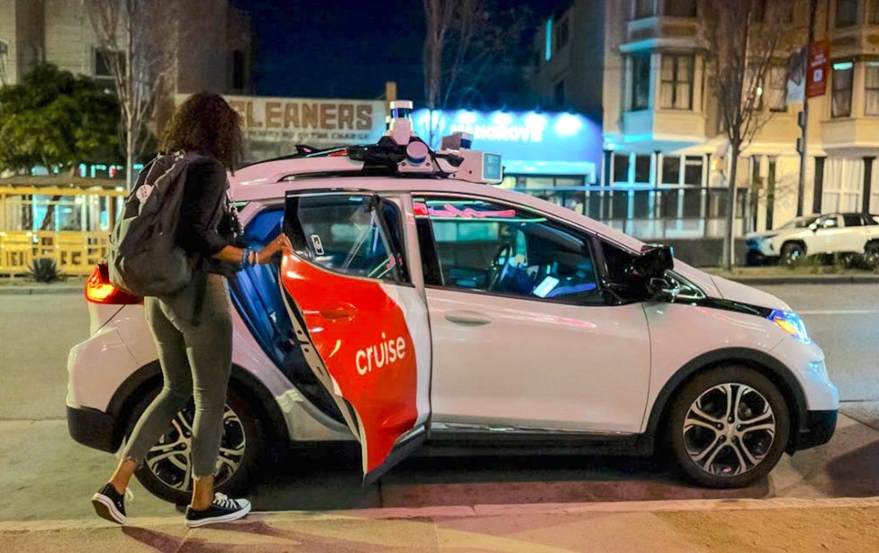 Un passager montant dans un robotaxi Cruise.