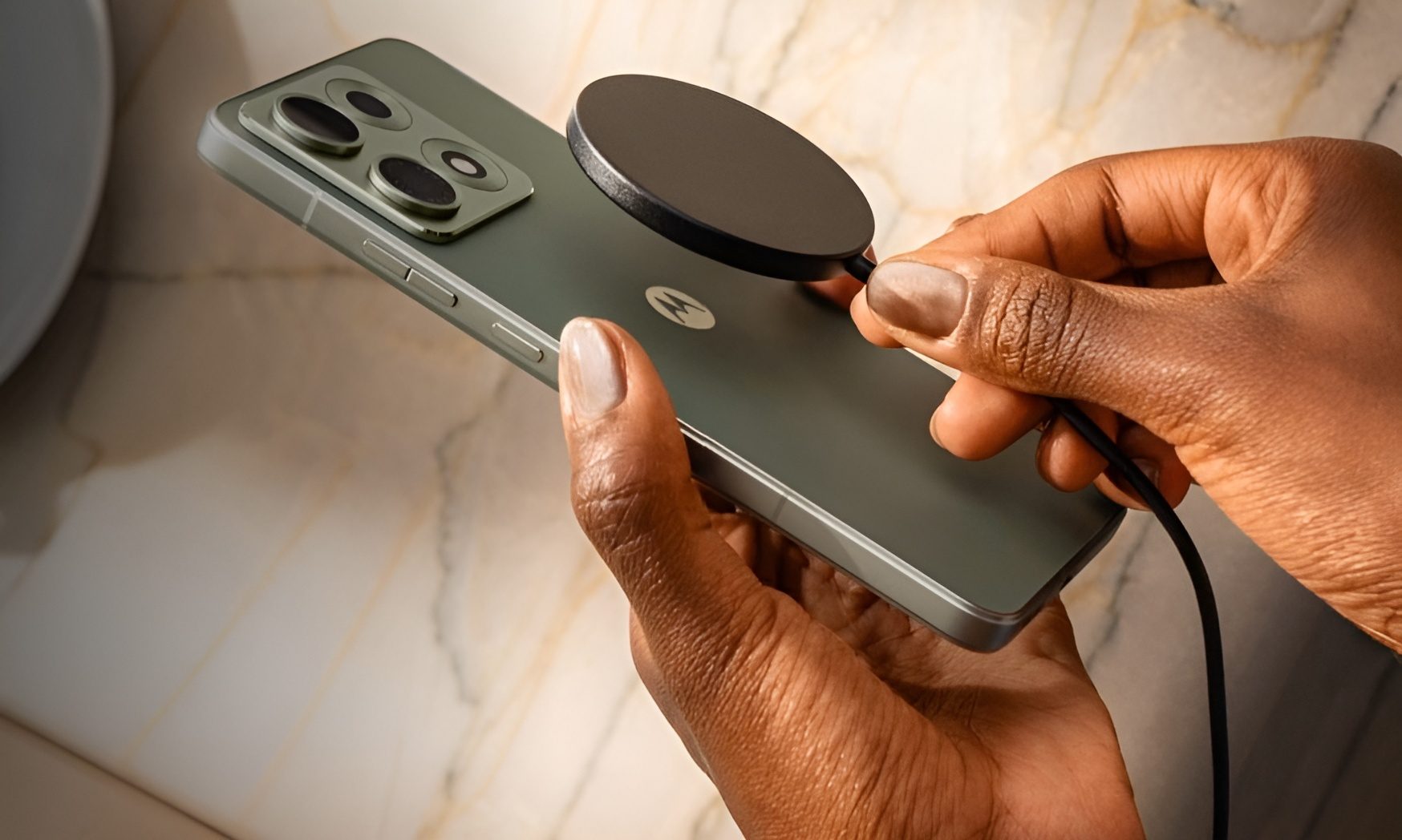 Motorola Edge 70 Max avec un chargeur magnétique