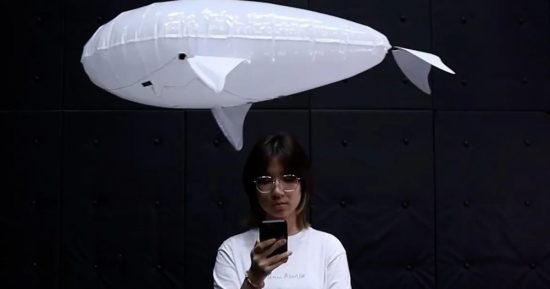 Ce robot IA flottant semble s'être échappé d'un film du Studio Ghibli, et c'est exactement le point