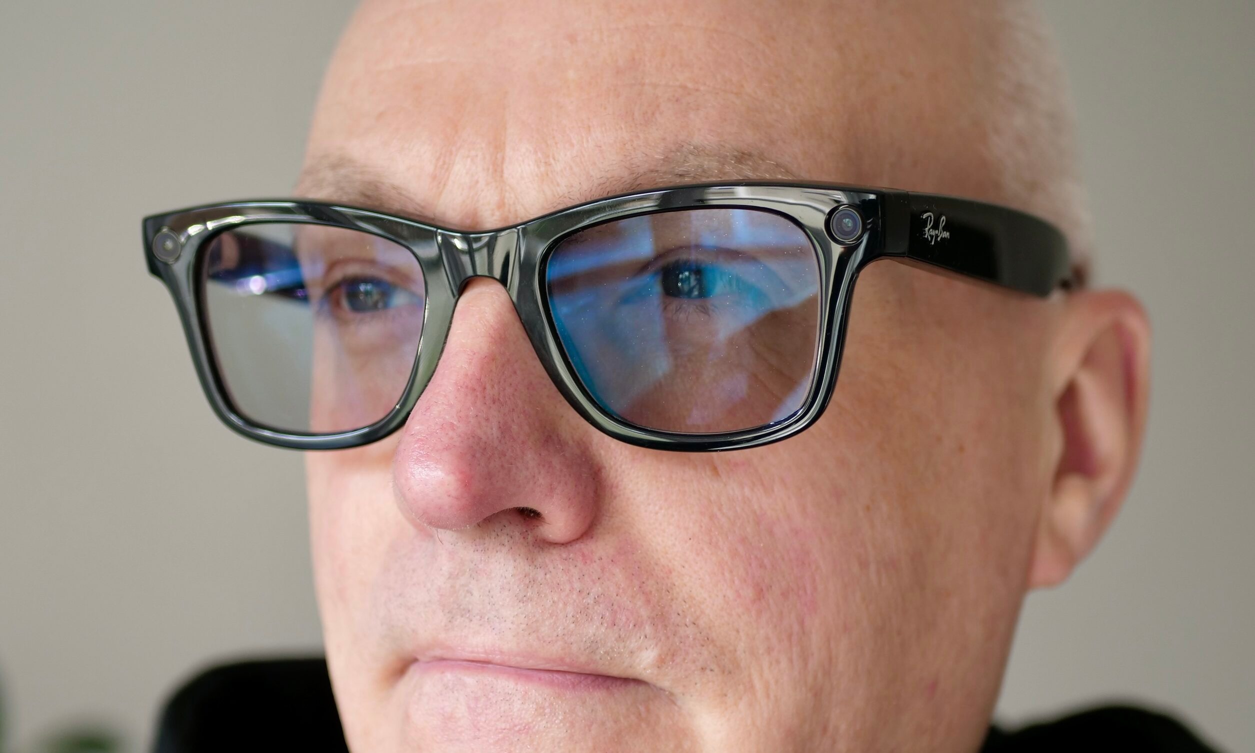 Une personne portant des lunettes intelligentes Ray-Ban Meta.