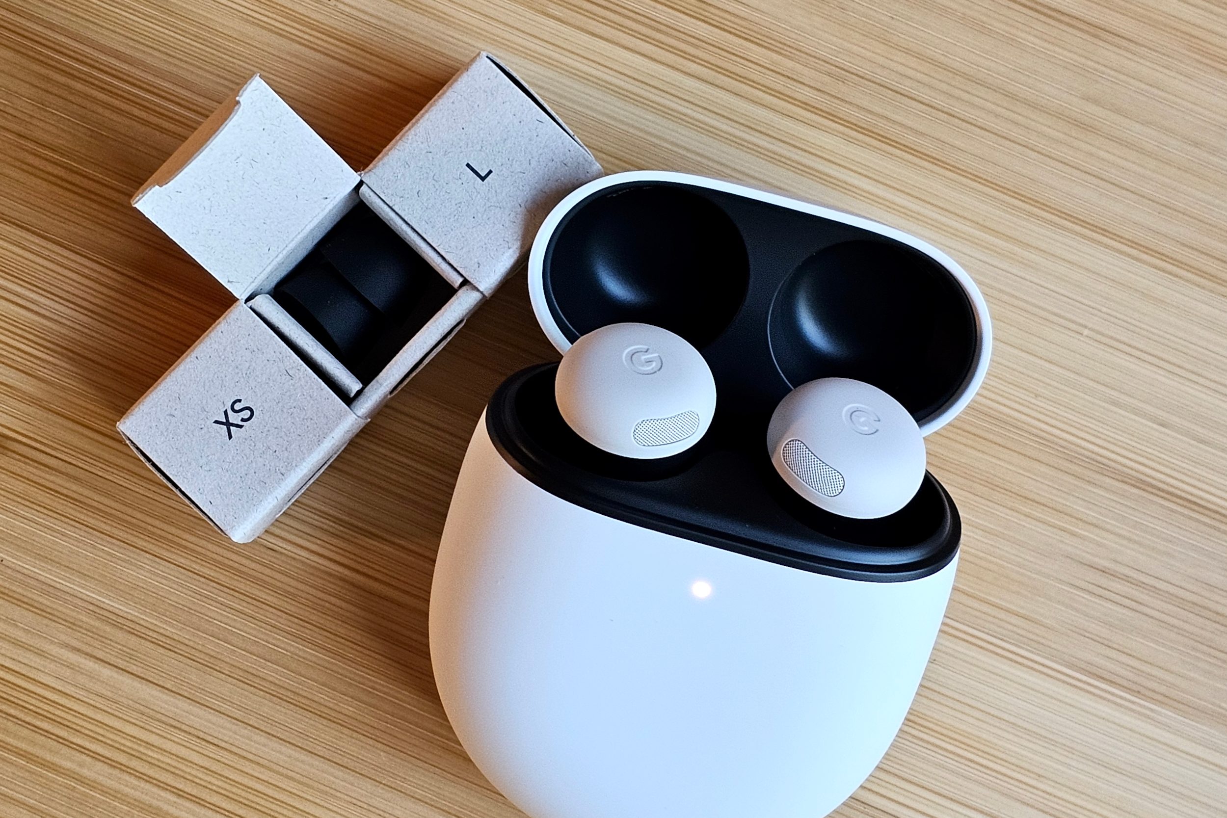 Google Pixel Buds Pro 2 avec embouts accessoires.