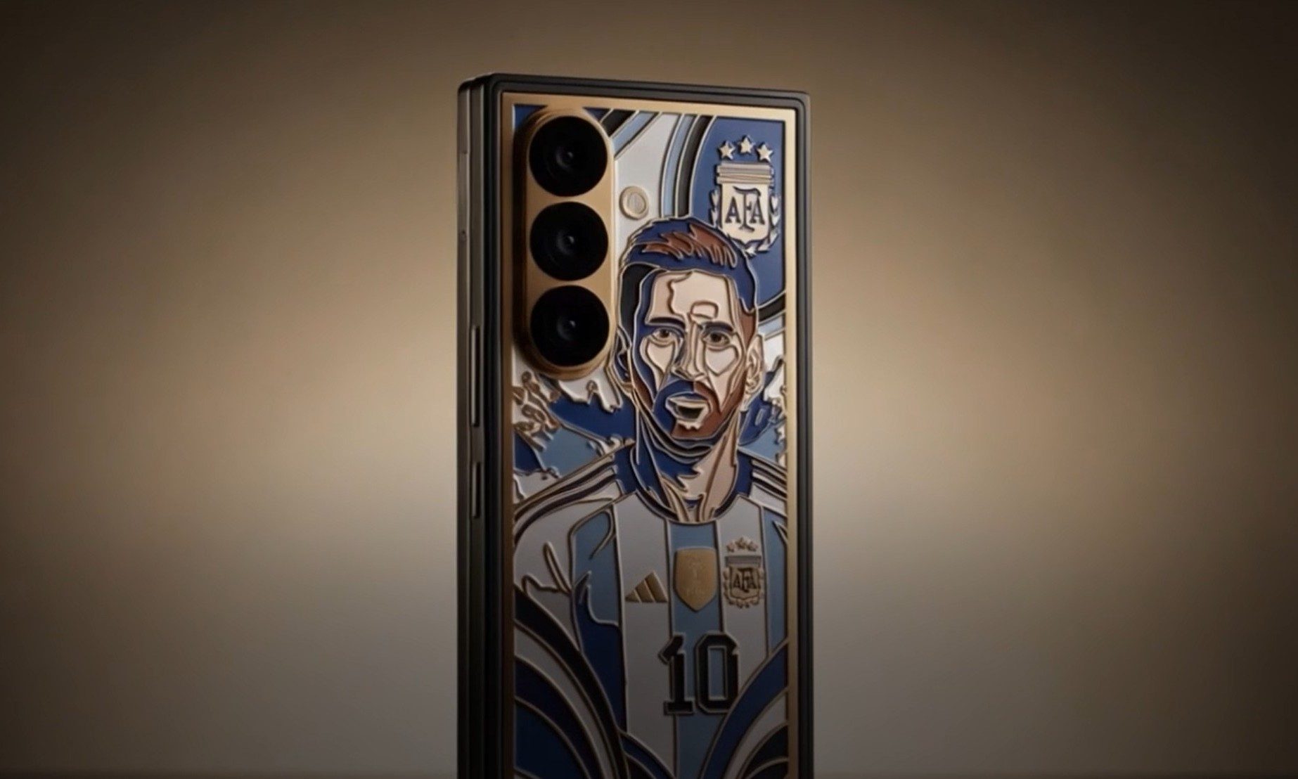 Samsung Galaxy Z Fold 8 Ultra avec design en or 24 carats et gravure Messi