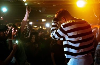 L'anxiété devant la caméra change la façon dont les jeunes adultes font la fête