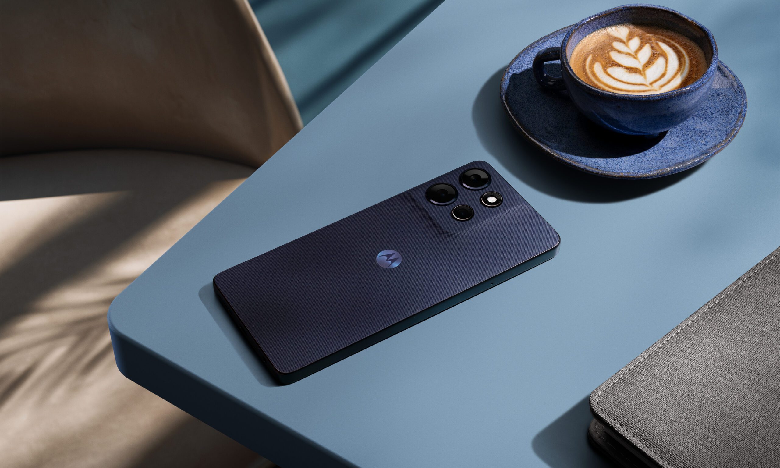 moto g power 2026 sur une table à côté d'un café