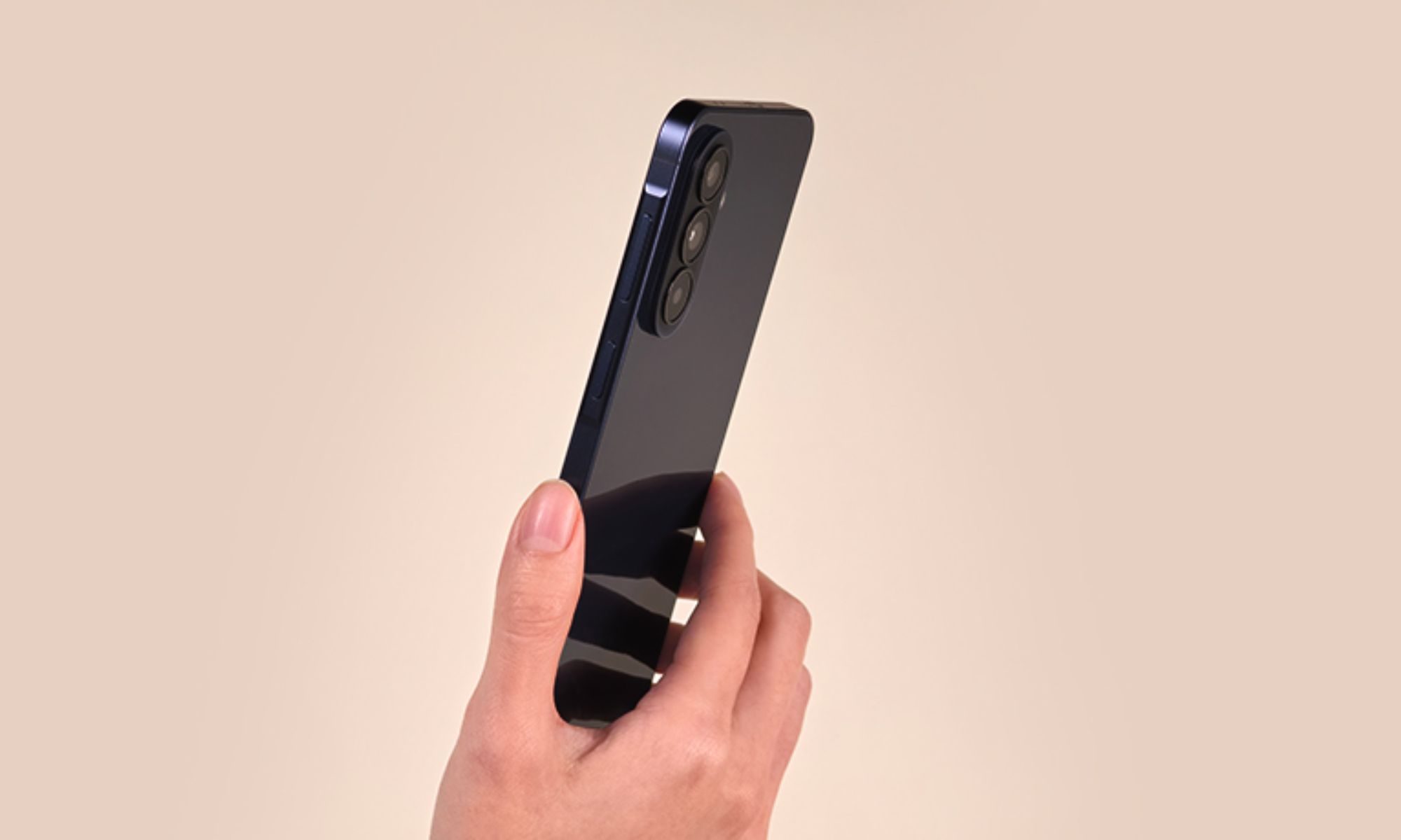 Samsung Galaxy A57 en noir à la main