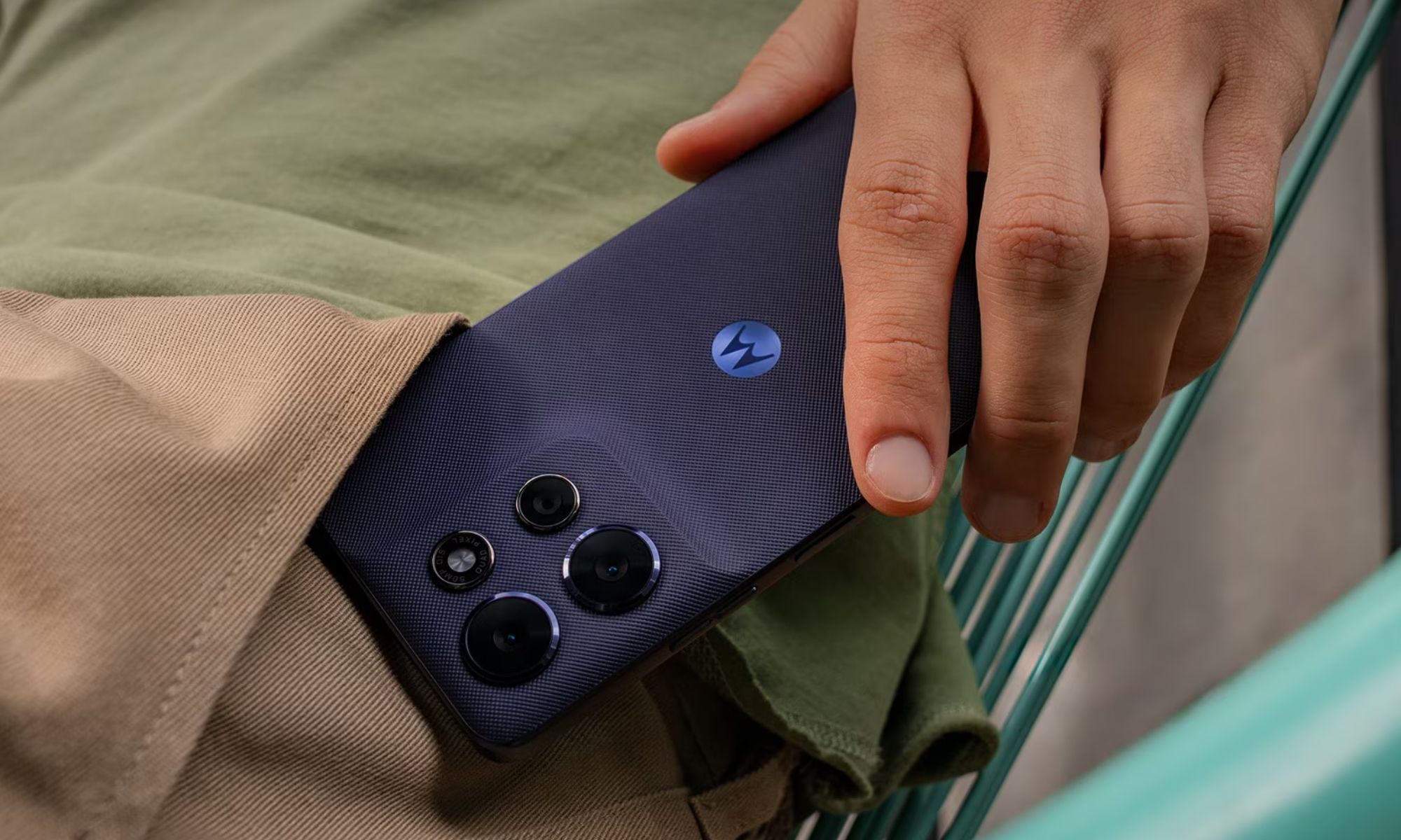 Personne mettant le Moto G Power 2026 dans sa poche