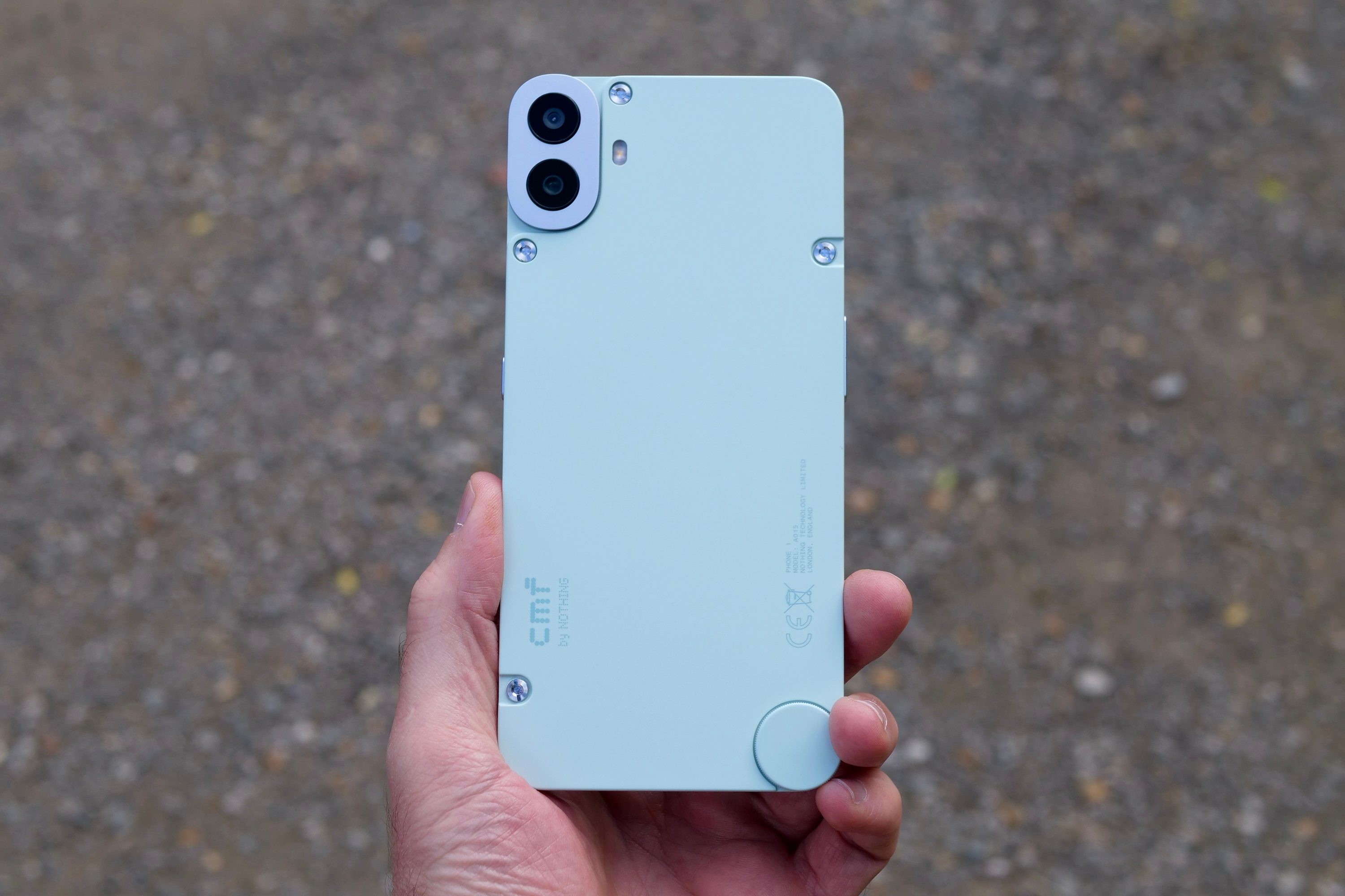 Une personne détenant le CMF Phone 1.