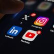 Alors que l'IA accélère les abus numériques, les agences britanniques exhortent les parents à limiter le nombre de personnes qui voient les photos de leurs enfants en ligne.