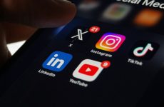 Alors que l'IA accélère les abus numériques, les agences britanniques exhortent les parents à limiter le nombre de personnes qui voient les photos de leurs enfants en ligne.