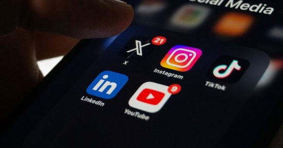 Alors que l'IA accélère les abus numériques, les agences britanniques exhortent les parents à limiter le nombre de personnes qui voient les photos de leurs enfants en ligne.
