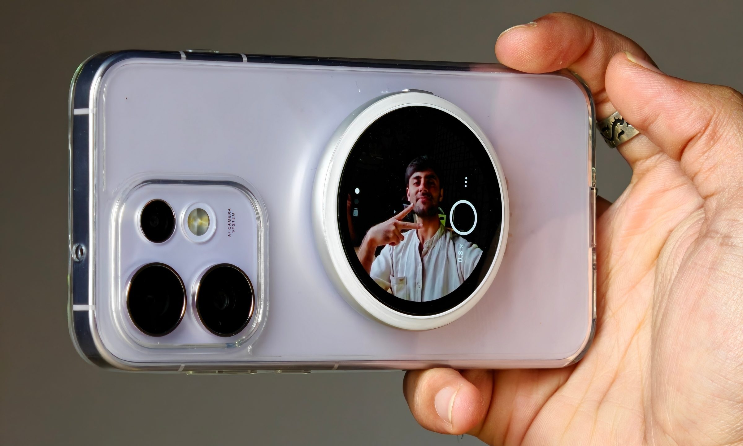Oppo Bubble fixé au dos du Reno 16 Pro