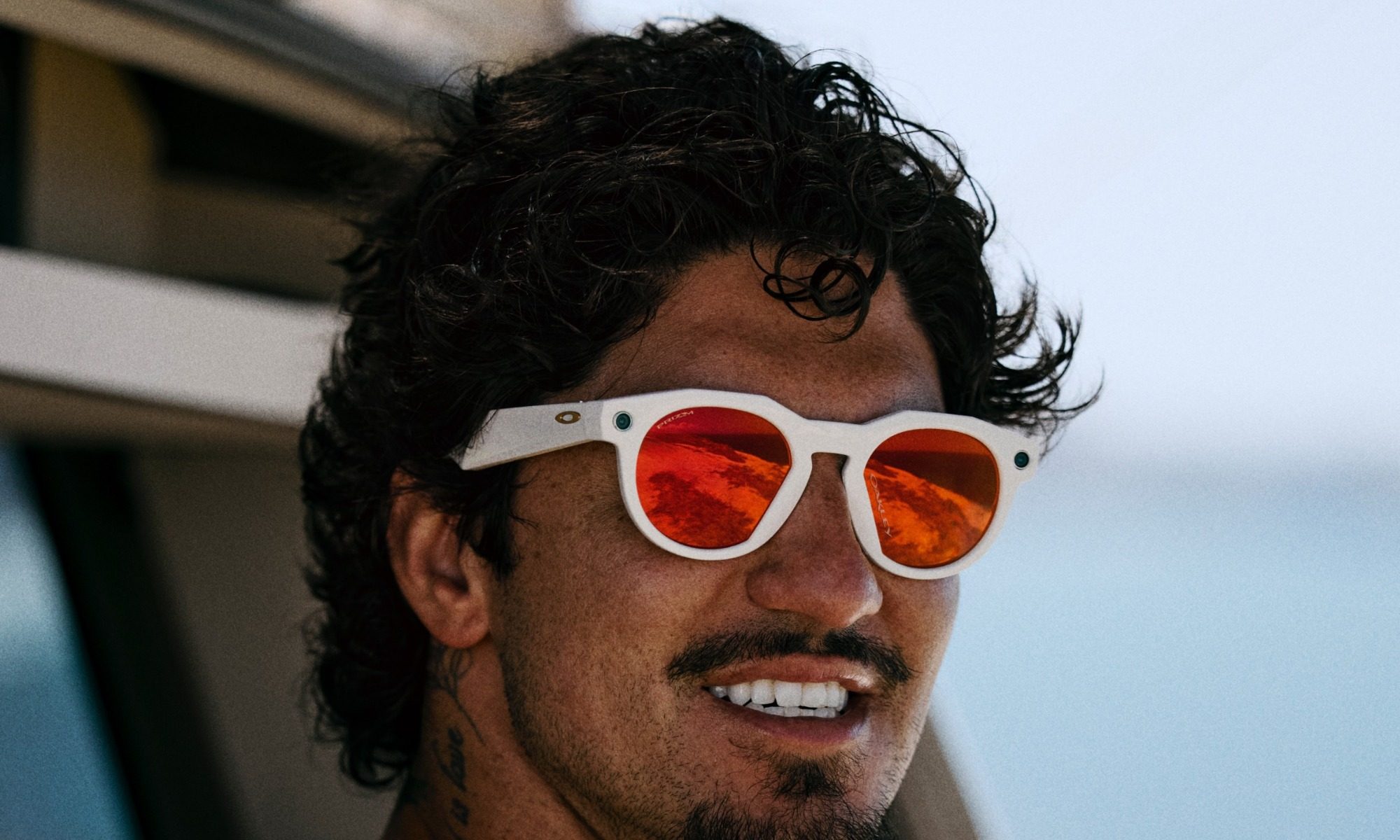 Lunettes intelligentes Oakley Meta HSTN En blanc.